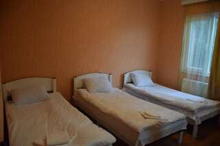 Отель Crossway Tbilisi Hotel Тбилиси Трехместный номер с собственной ванной комнатой-3