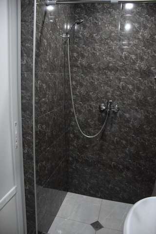 Отель Crossway Tbilisi Hotel Тбилиси Трехместный номер с собственной ванной комнатой-1