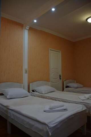 Отель Crossway Tbilisi Hotel Тбилиси Трехместный номер с собственной ванной комнатой-2