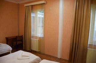 Отель Crossway Tbilisi Hotel Тбилиси Трехместный номер с собственной ванной комнатой-3