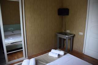 Отель Crossway Tbilisi Hotel Тбилиси Двухместный номер с 1 кроватью и собственной ванной комнатой-2