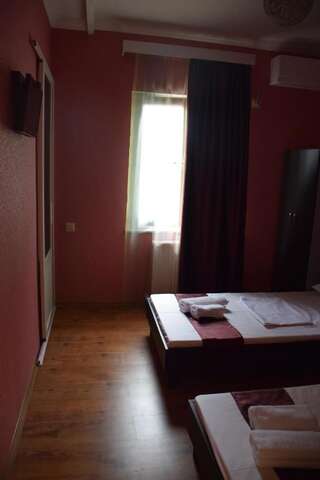 Отель Crossway Tbilisi Hotel Тбилиси Двухместный номер с 2 отдельными кроватями и собственной ванной комнатой-2