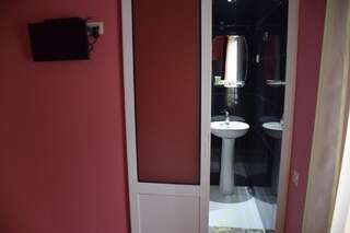 Отель Crossway Tbilisi Hotel Тбилиси Двухместный номер с 2 отдельными кроватями и собственной ванной комнатой-3