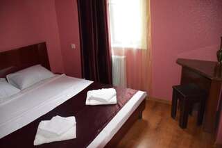 Отель Crossway Tbilisi Hotel Тбилиси Двухместный номер с 1 кроватью и собственной ванной комнатой-5